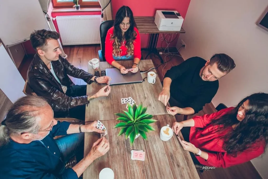 Cafe English angol tanfolyam, csoportos órák, beszédgyakorlás. Kellemes környezetben, hangulatos órákon