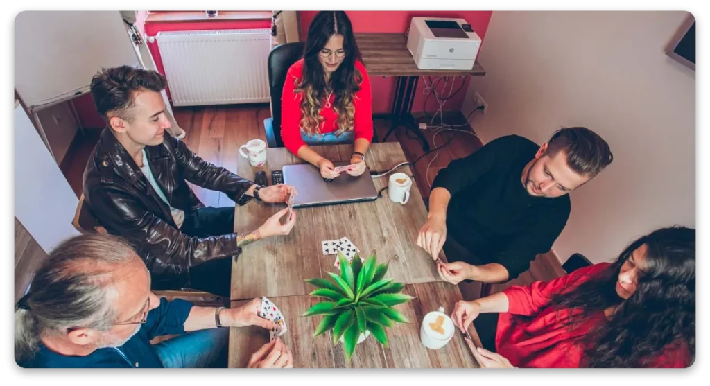A Cafe English egyéni és csoport órákon nem csak forrás anyagokat dolgozunk fel, hanem különböző játékokkal is szinesítjük az órákat.